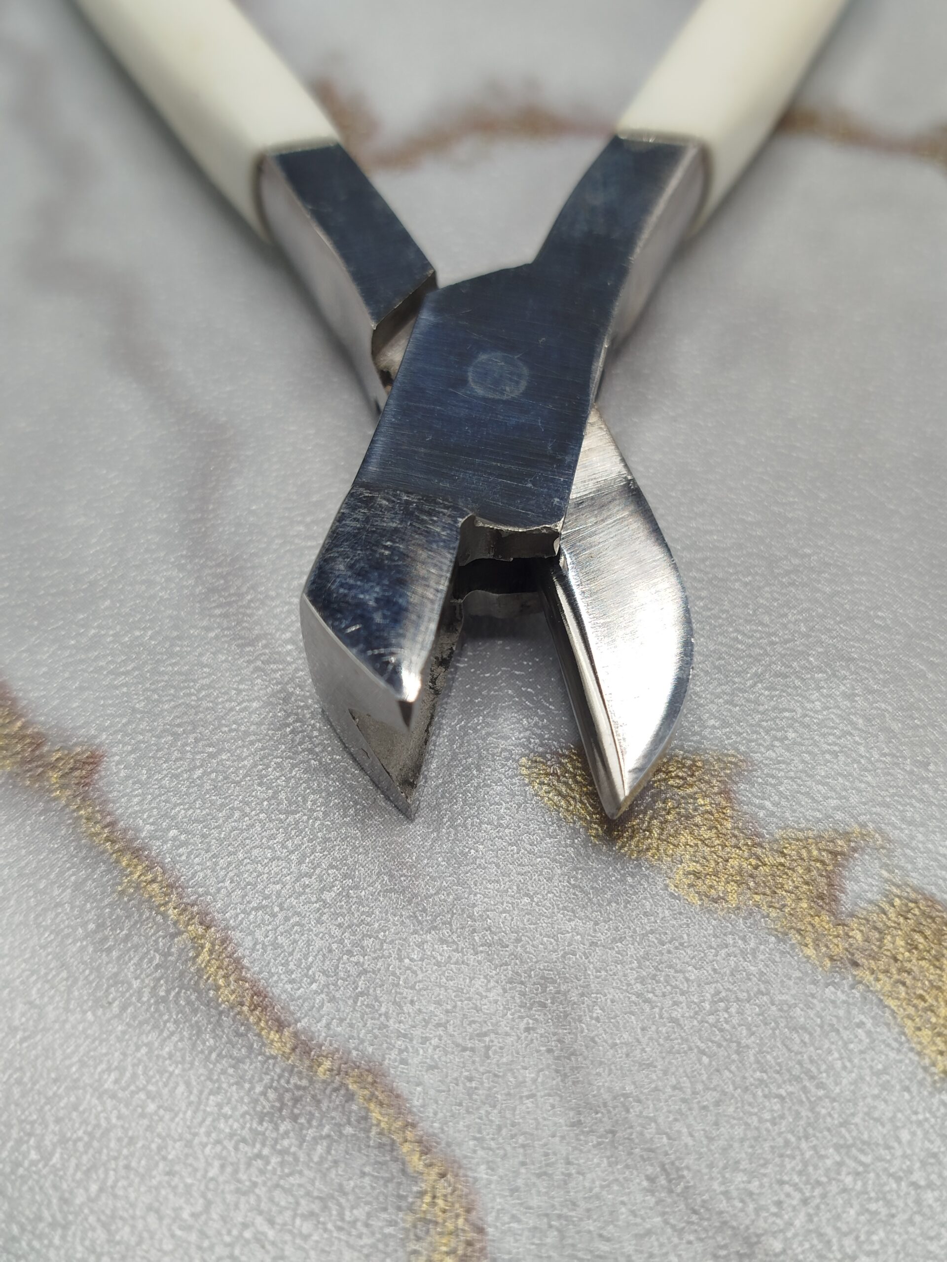 Professional End Cutting Pliers Precision Nipper with White Cushion Grips - Image 2
