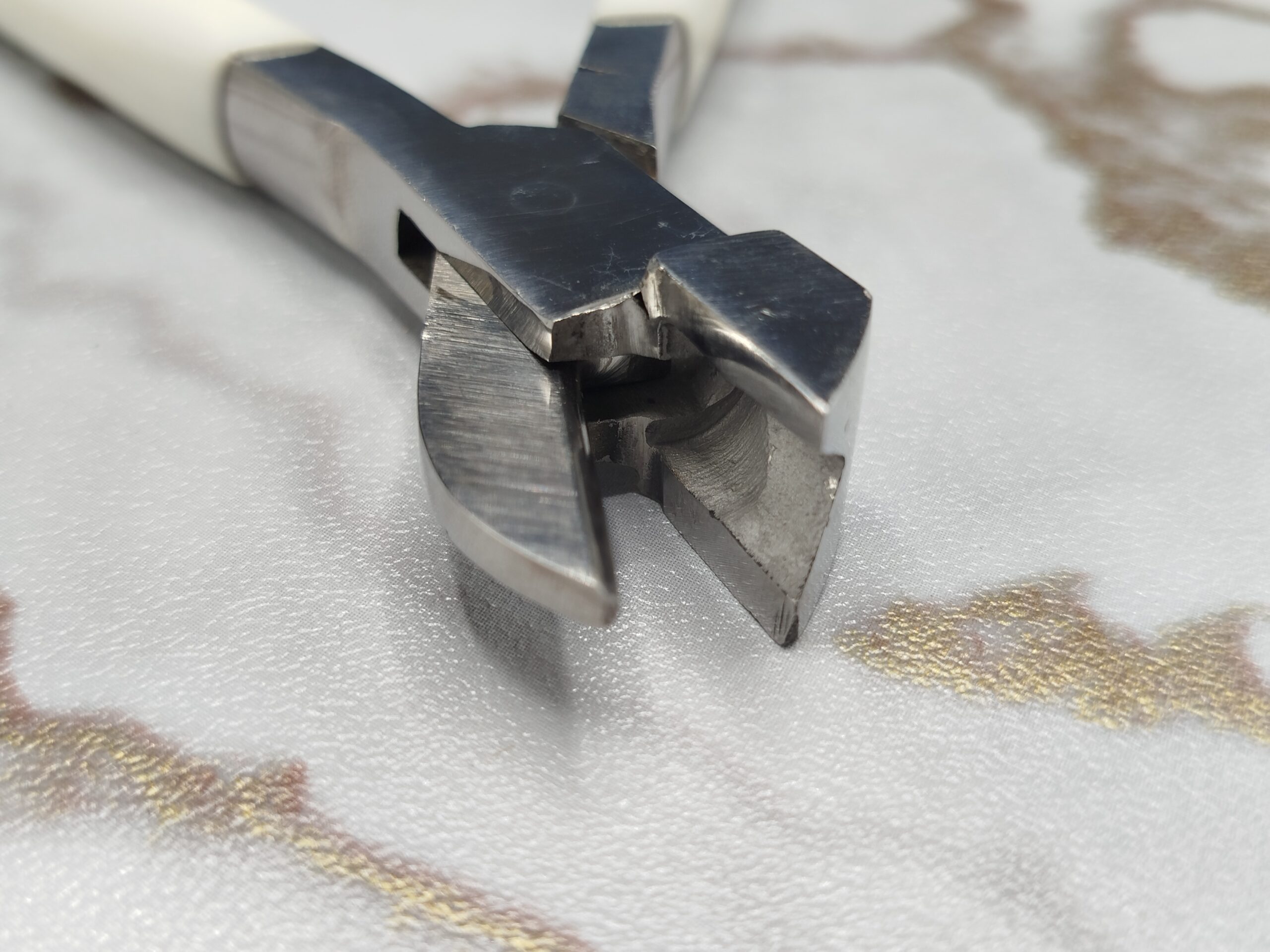 Professional End Cutting Pliers Precision Nipper with White Cushion Grips - Image 4